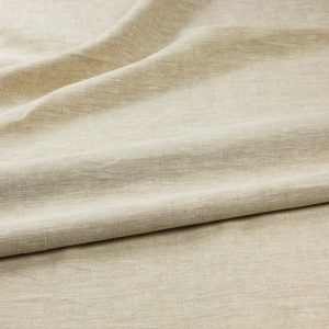 Nahaufnahme von beigefarbenem Leinenstoff mit sanften Falten.